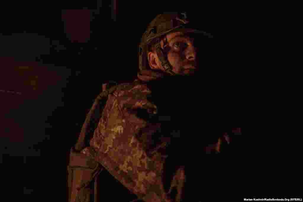 За пів години російська армія знову випускає із десяток снарядів уже зі ствольної артилерії. Кожен приліт струшує пісок навколо укриття. Так тут регулярно. Російська армія веде обстріл з інтервалом і без будь-якої логіки. Як кажуть на передовій – стріляють «на дурака».