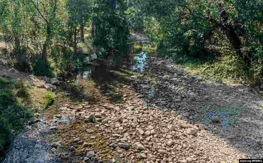 Русло Салгира, который огибает забор университетского сада, сузилось до предела. Симферополь, середина июля 2024 г.