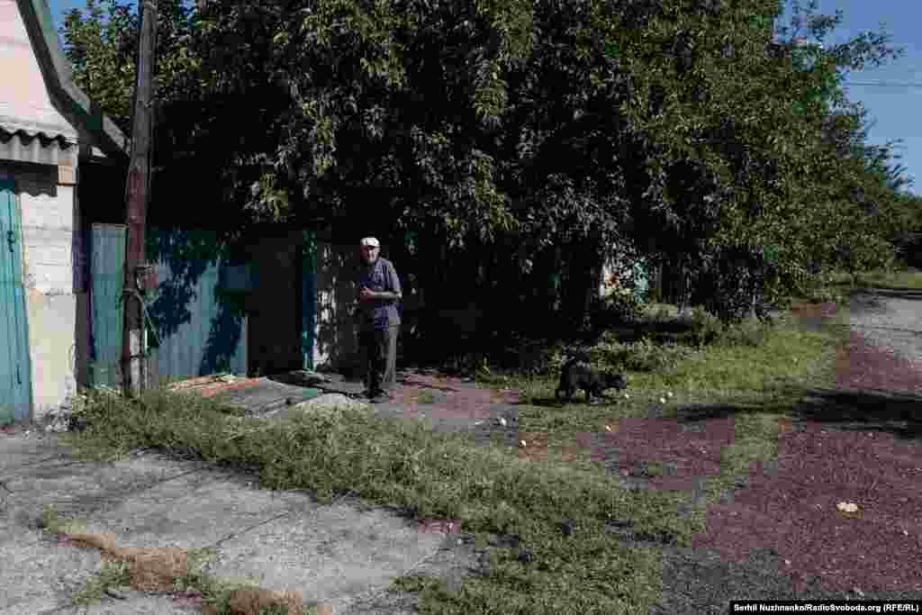 Порожні вулички приватного сектору Новогродівки. За однією з адрес ніхто не відповідає, але з сусіднього двору виходить літній чоловік. Сергій, волонетер, питає: – Евакуюєтесь? – Так, – відповідає той, – але в мене тут лежача баба. – Все в порядку, ми винесемо