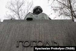 Памятник Гоголю работы скульптора Н. Андреева и архитектора Ф. Шехтеля на Никитском бульваре