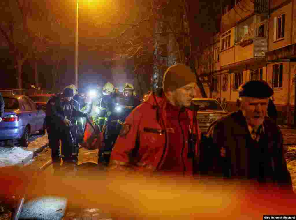 У результаті атаки щонайменше 53 людей зазнали поранень, серед них 9 дітей. У більшості постраждалих – тілесні ушкодження у вигляді різаних ран. З початку повномасштабної війни Росії проти України в ООН змогли підтвердити станом на 21 листопада 2023 року загибель понад 10 тисяч цивільних, понад 560 із них – це діти. Ще понад 18 з половиною тисяч цивільних громадян України отримали поранення. Однак, як наголошують ООН, ця цифра говорить лише про ті випадки, які пройшли процедуру верифікації. Реальна кількість загиблих і поранених набагато більша.  Досі ООН нічого не може сказати про окупований Росією Маріуполь. Українська влада каже, що лише там загинуло понад 20 тисяч цивільних