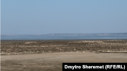 Фото Каховського водосховища, висохлого після руйнації військовими РФ дамби Каховської гідроелектростанції, 26 червня 2023 року
