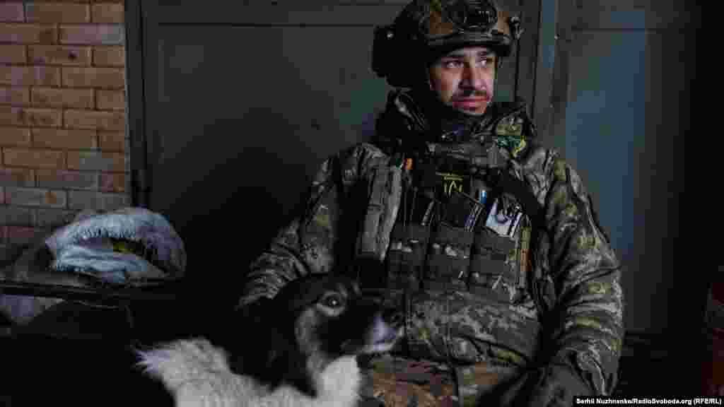 Собака вместе с военными слушает «прилеты» по городу. А в воздухе уже ощущается начало весны