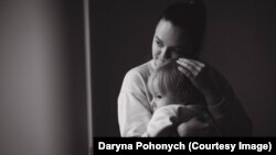 Біженка з Маріуполя Алла Тюріна з сином. Ґетеборг, Швеція. Фото Daryna Pohonych з проєкту «War has no colours»