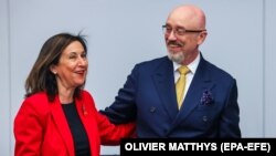 Міністр оборони України Олексій Резніков і міністерка оборони Іспанії Маргарита Роблес на засіданні Контактної групи з питань оборони України у форматі «Рамштайн». Брюссель, 15 червня 2023 року. Фото ілюстративне