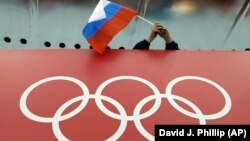 Рішення МОК пов’язане з визнанням з боку ОКР так званих олімпійських рад у регіонах України, про анексію яких оголосила Росія