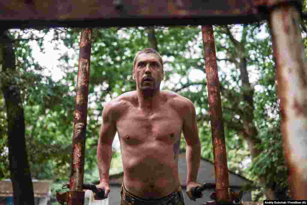 Боєць на псевдо «Баха» під час тренувань на турніку і перекладині. «Всі ми прекрасно розуміємо і знаємо, куди ми йдемо. На все воля Божа. І щоб ви розуміли, ми – добровільні контрактники. Ми вже красавці. Ми вже яскравіші за тих, кого ТЦК зловив. Ми мотивовані. Повоювать. Повеселиться», – каже рекрут