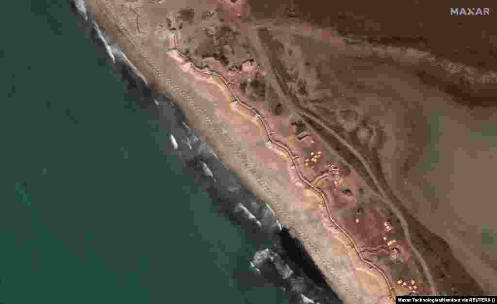 «Зубы дракона» и российские окопы вдоль пляжа к западу от Евпатории, юго-запад Крыма, 12 марта. Украина столкнется с серьезной проблемой вытеснения российских военных, поскольку ее войска, скорее всего, столкнутся с минными полями, противотанковыми рвами и другими препятствиями, считают эксперты.