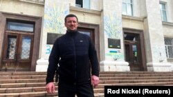 Голова Херсонської ОВА Олександр Прокудін перед будівлею адміністрації, лютий 2023 року