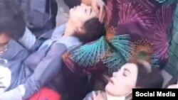 تصویری از دو دختر دانشآموز مسموم شده در روز ۲۹ فروردین بر اثر حمله مشکوک با گاز سمی به مدرسهای در تهران