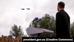 Президент України Володимир Зеленський дивиться на винищувачі F-16 під час відзначення Дня Повітряних сил України. Київщина, Україна, 4 серпня 2024 року