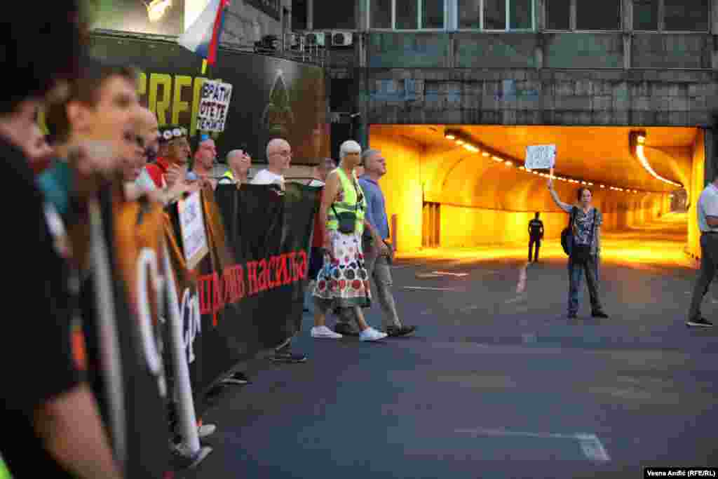 Predsednik Srbije Aleksandar Vučić pozvao je ranije opoziciju na dijalog i najavio mogućnost prevremenih parlamentarnih izbora. Predstavnici opozicije odgovorili su da vanredni izbori nisu tema i da vlast treba da ispuni zahteve demonstranata.  