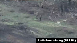 Російський військовий, ймовірно, прикривається беззбройним бійцем ЗСУ перед українськими позиціями