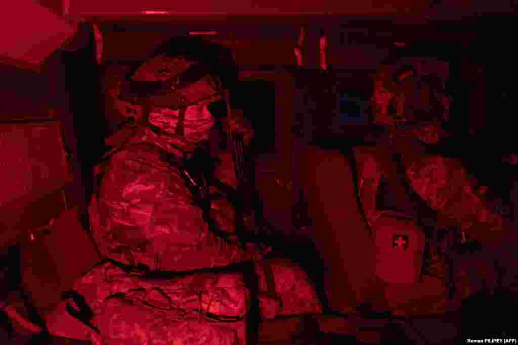 Крім самого «Кузі», у команді ще двоє військових: водій «Кущ» і чоловік, який замінить «Куща» у разі загибелі. «Зазвичай, слава Богу, все «чітко», – каже «Кущ»