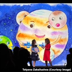 Дівчина у штаб-квартирі організації у Німеччині спостерігає за запуском «Ariane-5»