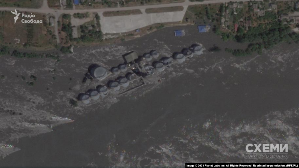 Від руйнування Каховської ГЕС залитий водою і правий берег Дніпра. На фото з супутника – один із обʼєктів у селищі, який постраждав – термінал компанії «Нібулон», він розташований неподалік від дамби. 6 червня / 4 червня  