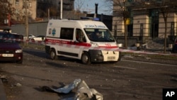 Один чоловік потрапив до лікарні, неповнолітня зазнала порізу ноги склом