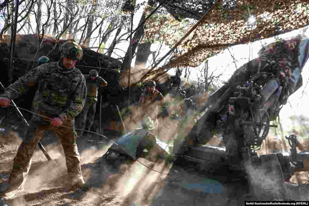 «Давай ще один по координатах», – чути хриплий та втомлений голос із рації. Тривають дуже важкі бої, та українські військові вірять у перемогу й не втрачають оптимізму