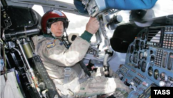 Росія в своїй парадигмі понад два роки «воює з НАТО» на території України, проте остання заява лідера Кремля перекреслила це. На фото: Володимир Путін у кабіні стратегічного бомбардувальника Ту-160