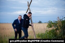 Прем'єр-міністр Польщі Матеуш Моравецький встановлює символічний хрест на місці вже неіснуючого волинського села Острувки, де, за оцінками польських дослідників, у 1943 році були вбиті півсотні поляків. Моравецький як і Дуда прибули на вшанування 80-х роковин Волинської трагедії до України. 7 липня 2023 року