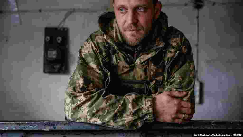 Коли мова заходить про сім'ї, всі військові стають сумними. Багато хто не бачив свої родини місяцями. У Дениса родина розкидана по всій Україні, і з ними він теж давно не бачився. На запитання, що він би сказав цивільним, Денис каже: «Я навіть не знаю. Що я можу сказати жінкам. Більшість жінок моляться, це те, що я знаю. Я взагалі атеїст. Моляться, підтримують, переживають. Чоловіки, ті хто хотів, ті, хто справді хотів, вони вже давно тут. Ті, хто не тут, уже не з нами. Це ті, хто хотів. Ті, хто не бажає. У мене просто таке питання виходить: чому, коли все почалося, коли Сумська, Харківська, Чернігівська, Київська, Житомирська були в окупації під гнітом небезпеки нападу, вся Україна, всі згуртувалися. Через рік війни всі втомилися від війни. Що я можу сказати чоловікам? Прийдете – молодці. Не прийдете – ну, як би вам із цим жити. Головне, щоб нас військових після війни.. я не прошу поваги, головне, щоб не гнобили»