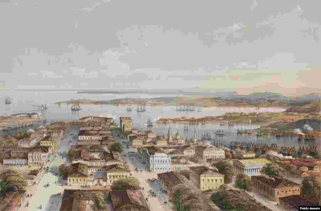 Вид на Севастополь из «сторожевой башни» в центре города. Этот портовый город находится под контролем России с начала российской оккупации Крыма в 2014 году и неоднократно становился мишенью ракетных ударов после начала полномасштабного российского вторжения в Украину в феврале 2022 года