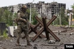 Російський найманець із групи Вагнера на вулицях зруйнованого Бахмута. 1 серпня 2023 року