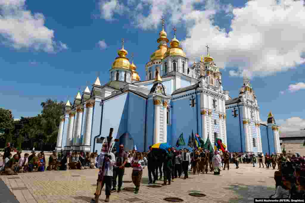 Після панахиди у Михайлівському золотоверхому соборі, похоронна процесія рушила до майдану Незалежності