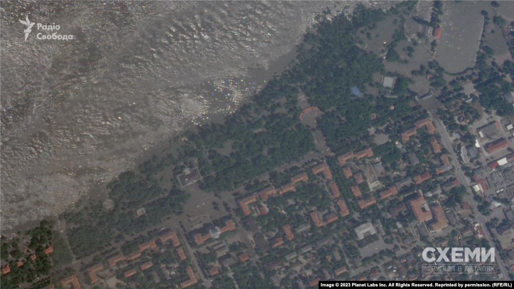 Вулиці окупованої армією РФ частини міста на лівому березі Дніпра частково затопило водою. Як і декілька обʼєктів, розташованих поблизу дамби. На супутниковому фото за 6 червня можна побачити затоплений спортивний стадіон, Літній театр та Палац культури. 6 червня / 4 червня  