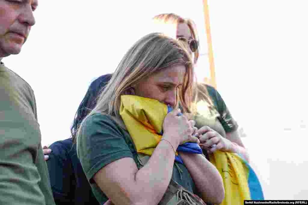 Дружина Сергія Коновала Ольга на церемонії прощання у Києві. На своій сторінці вона написала: «Останній подих вони разом віддали за нас. Пліч-о-пліч захищаючи кожного, але не себе. Вони разом були з початку, разом для них і закінчилася ця війна»  