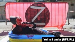 На акцію не запрошували українців, оскільки, за словами організаторки, перфоманс міг ретравматизувати біженців через червону фарбу, звуки повітряної тривоги та знак Z