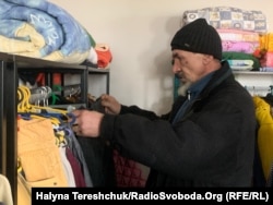 Володимир Н. вибирає одяг