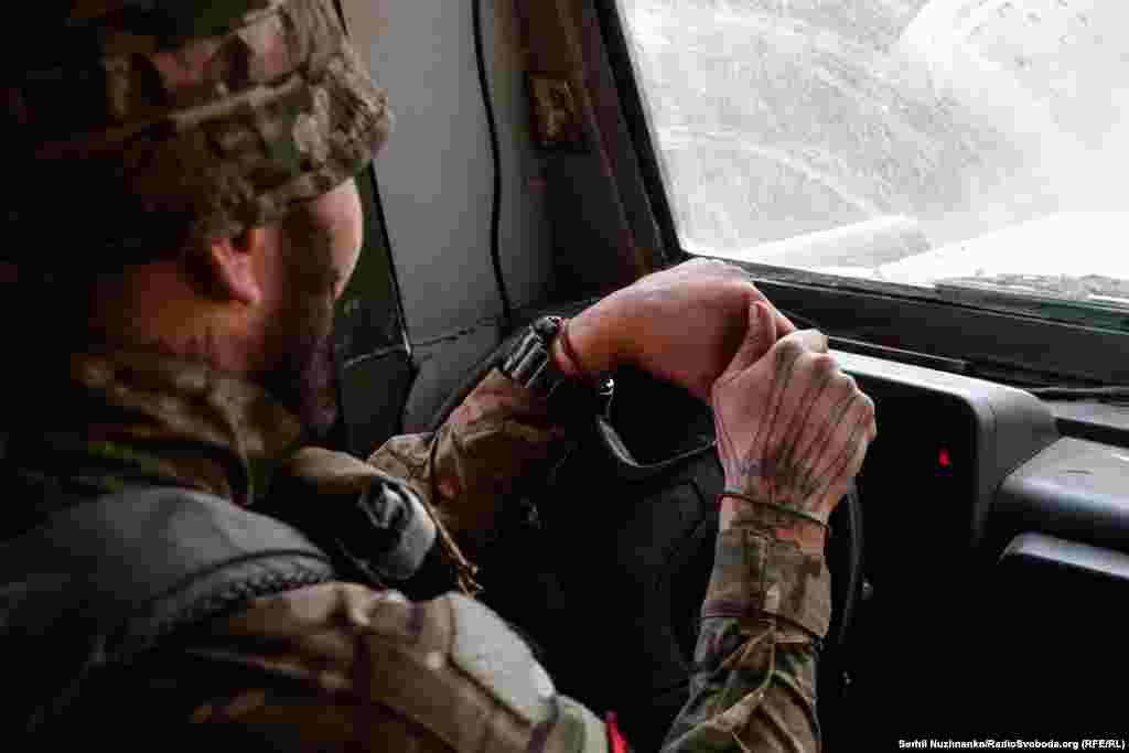 «Мангуст», військовий ЗСУ, вправно керує стареньким броньовиком, зробленим десь в гаражі народними умільцями