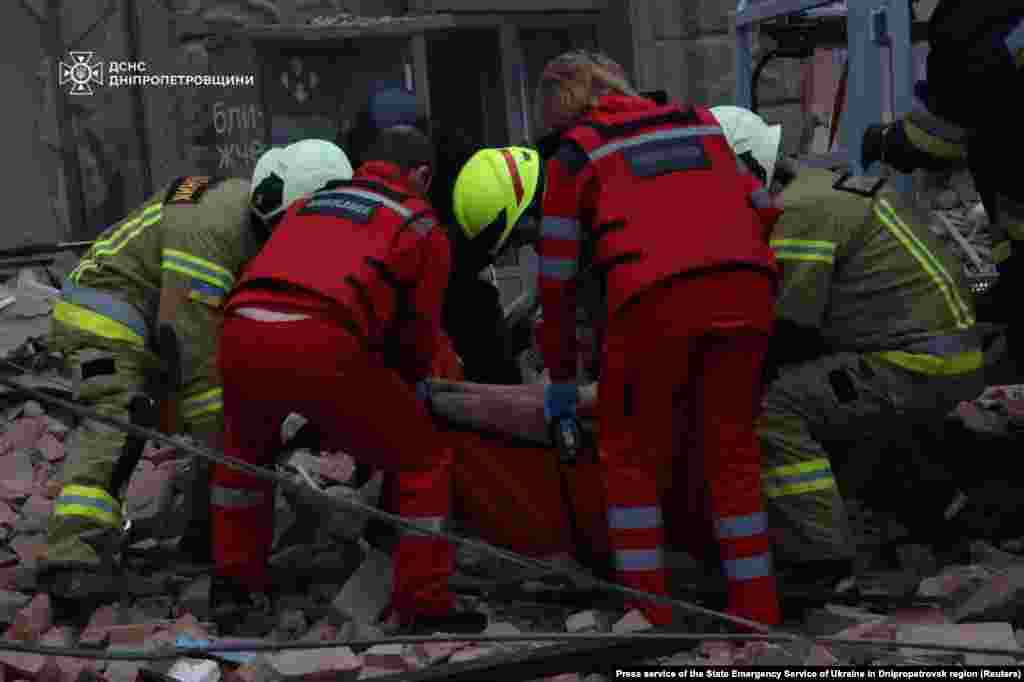 Рятувальники дістають з-під завалів потерпілого внаслідок ракетного удару РФ по Дніпру. За&nbsp;останніми даними влади,&nbsp;через атаку РФ у&nbsp;Синельниківському районі внаслідок ракетних ударів РФ загинули шестеро людей, ще дві людини травмовані, у Дніпрі &ndash; двоє загиблих і 24 людини отримали поранення, у Кривому Розі &ndash; троє поранених. Серед загиблих&nbsp; двоє дітей