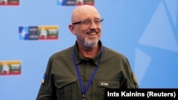 У Міноборони, яке в 2023 році очолював Олексій Резніков, спершу заперечили інформацію про закупівлю продуктів для українських військових за завищеними цінами