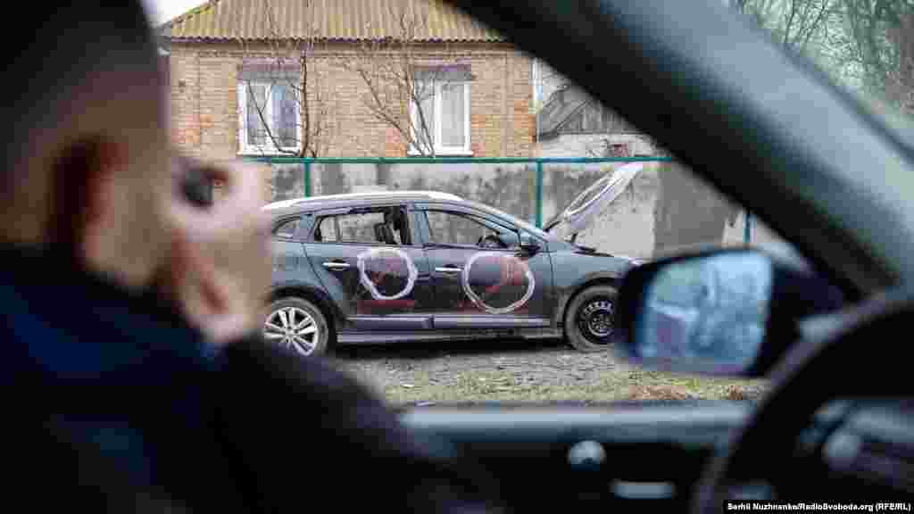 Разом із військовими в колоні рухаються журналісти Радіо Свобода документуючи те, що залишилося після окупації. Зокрема обабіч дороги часто зустрічалися цивільні автомобілі із російським маркуванням. Фото від 2 квітня 2022 року