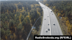 Зліва ділянка під Національне військове меморіальне кладовище. Гатненська громада, Фастівський район, Київська область