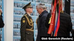 Генсекретар НАТО Єнс Столтенберґ під час вшанування українських воїнів, загиблих у війні з Росією біля Стіни пам'яті. Київ, 20 квітня 2023 року