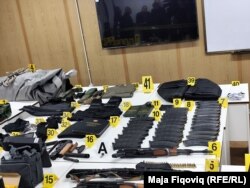 Na fotografiji su i zaštitni štitovi oduzeti u akciji 14. maja u Zvečanu