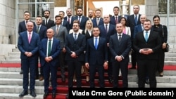 Članovi Vlade Crne Gore premijera Milojka Spajića, ispred Skupštine Crne Gore nakon izbora u ranim jutarnjim satima 31. oktobra 2023.
