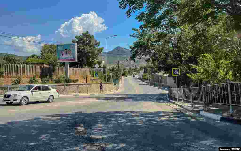 На в'їзді до міста з боку села Дачне (до 1945 року – Таракташ) під Судаком, Крим, початок серпня 2024 року