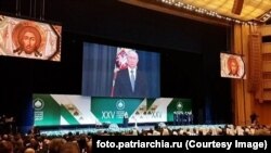 Після проголошення «священной войны» Володимир Путін по відеозв'язку теж встав разом із усіма учасниками XXV Всесвітнього російського народного собору, проведеного під егідою РПЦ