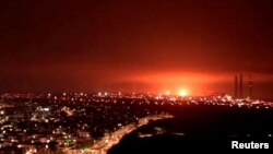 راپورونه وايي، اسراییلي ځواکونه په غزه کې د حماس ډلې پر ضد پراخ څمکني او هوايي بریدونه کوي.