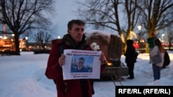 Активист Виталий Иоффе у Соловецкого камня