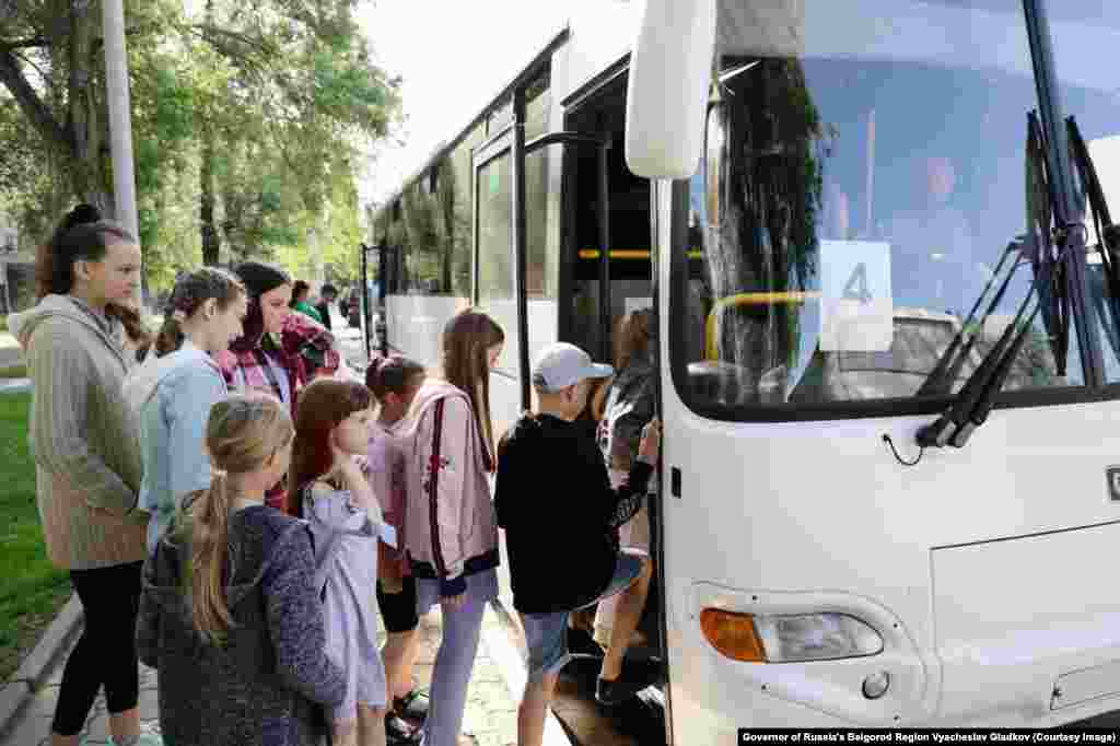 Children board a bus leaving the Belgorod region.  Belgorod authorities announced on May 31 that some 300 children from in and around Shebekino were being evacuated to the Voronezh region.   
