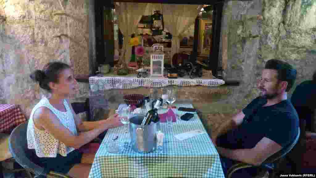 Danijel iz Španije, koji živi u Dubaiju, kaže da tokom odmora svakog dana on i prijateljica jedu ribu. Dolaze u mali restoran sa samo tri stola, i obično naručuju specijalitet kuće za dvije osobe: kilogram ribe od filea, gambora, lignji, rižota, mariniranih i slanih inćuna i dalmatinskog variva. Smatra da pedesetak eura za takvo zadovoljstvo nije skupo: "Ne žalim da platim za kvalitetnu ribu i  volim jednostavna, tradicionalna jela".  