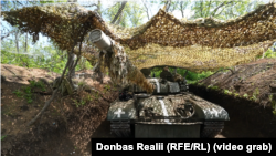 Танк ретельно ховають від російських безпілотників