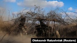 Українські військовослужбовці ведуть вогонь з гаубиці Д-20 по позиціях російських військ в Донецькій області, Україна, 11 березня 2024 року