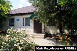 Так сільська амбулаторія виглядає зараз. Село Киселівка Херсонської області, червень 2023 року
