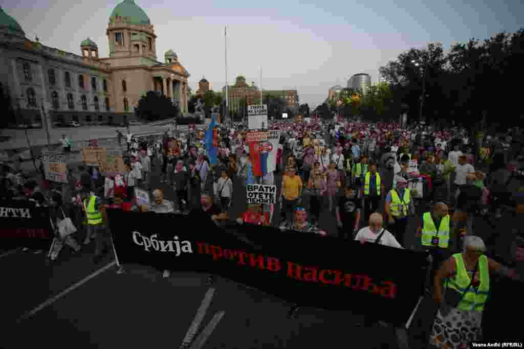 Učesnici protesta "Srbija protiv nasilja" okupili su se 26. avgusta po sedamnaesti put ispred Skupštine Srbije odakle su krenuli ka zgradi Radio televizije Srbije, a potom i do sedišta Regulatornog tela za elektronske medije.  